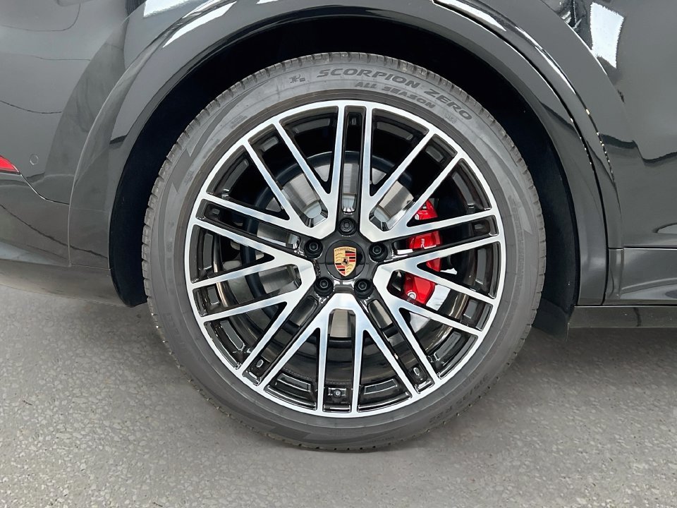 Certified 2025 Porsche Cayenne GTS AWD/4WD image 33