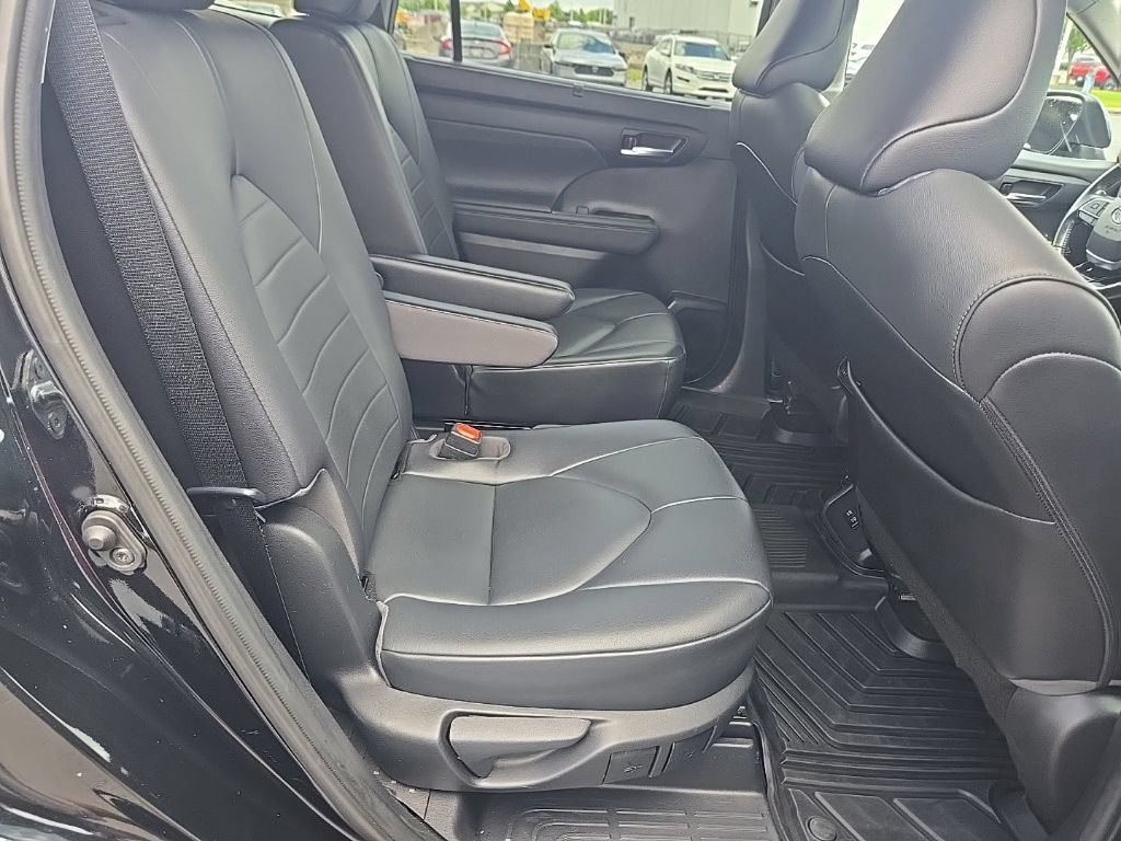 Used 2021 Toyota Highlander XLE AWD/4WD image 30