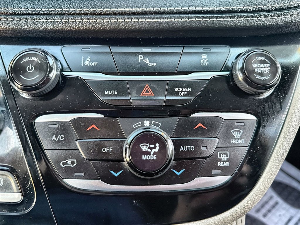 Used 2023 Chrysler Pacifica Limited w/ Uconnect Theater Family Group image 17