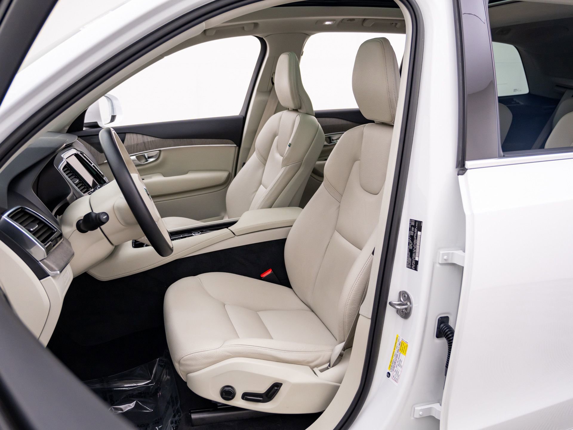 Used 2023 Volvo XC90 T8 Plus w/ Protection Package Premier image 16