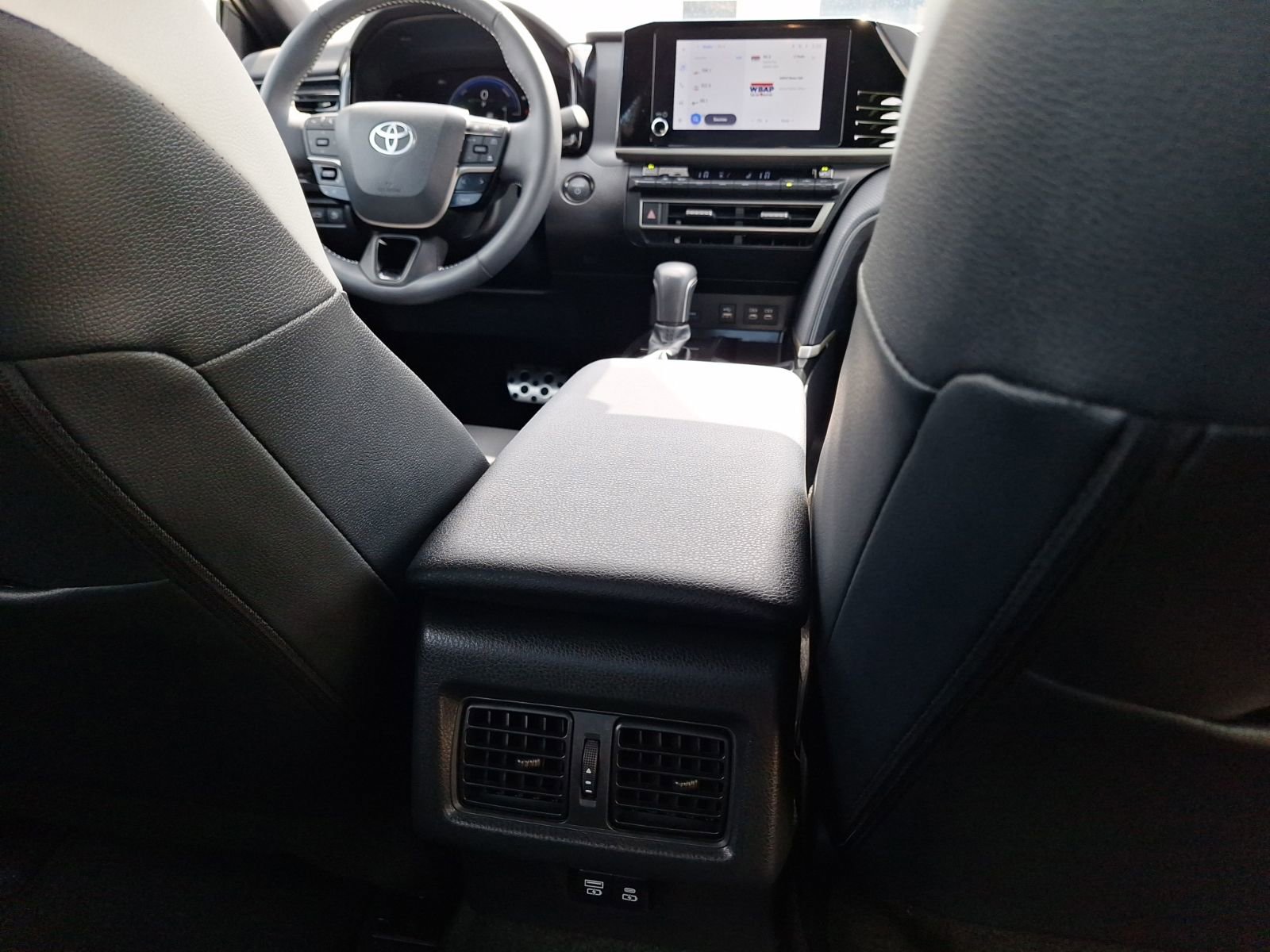 Used 2025 Toyota Camry SE w/ Convenience Package FWD image 31