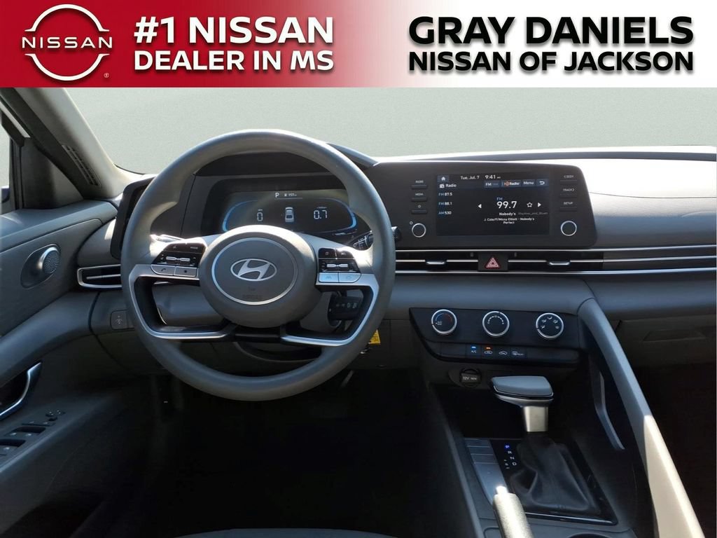 Used 2025 Hyundai Elantra SE FWD image 8