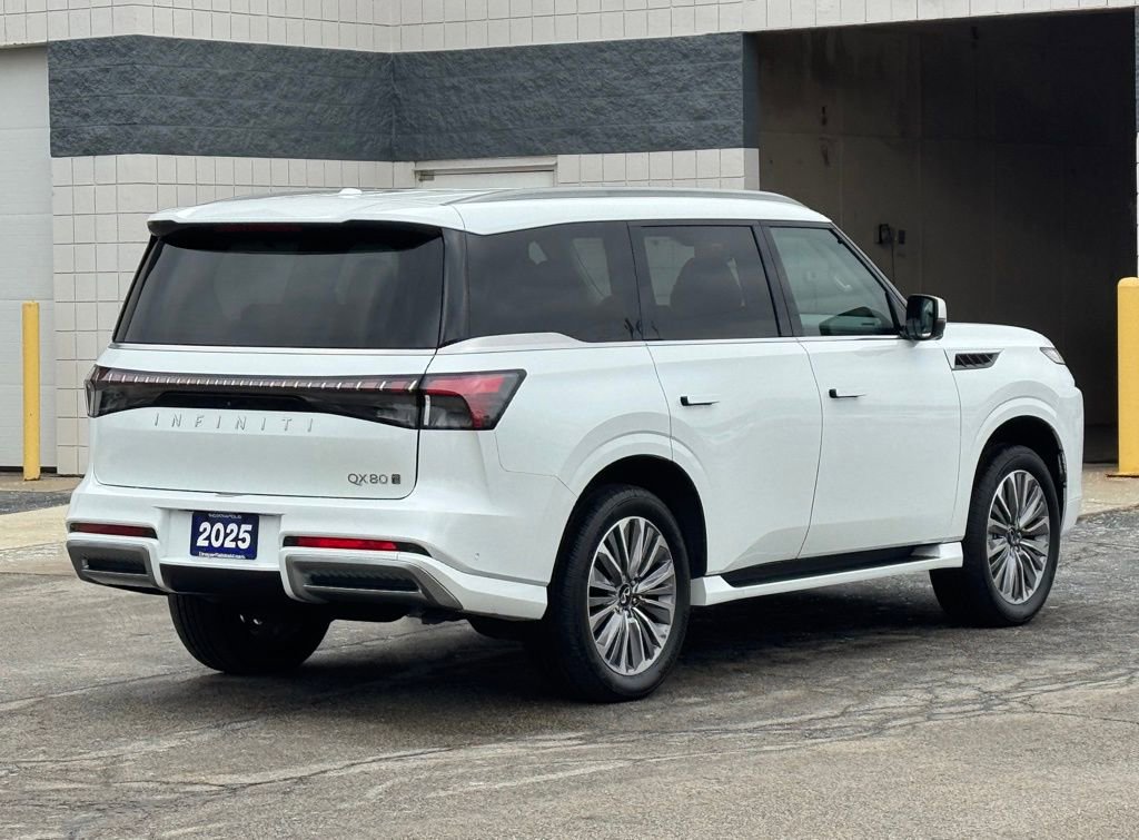 Used 2025 INFINITI QX80 Sensory image 4
