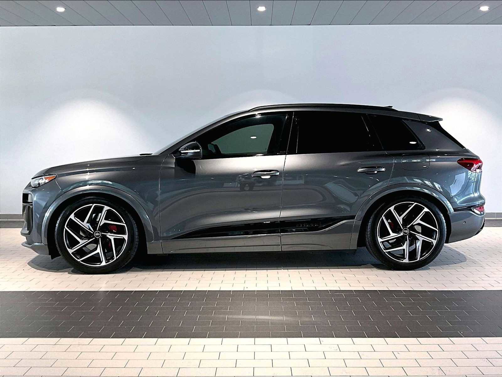 Used 2025 Audi SQ6 e-tron Prestige w/ 21" Black Optic Wheel Package AWD/4WD image 2