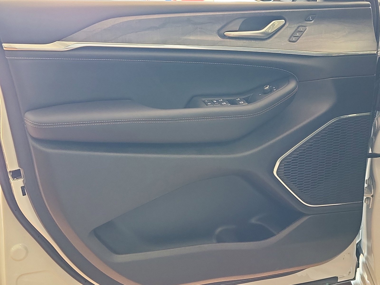 New 2025 Jeep Grand Cherokee L Overland w/ Luxury Tech Group IV image 19