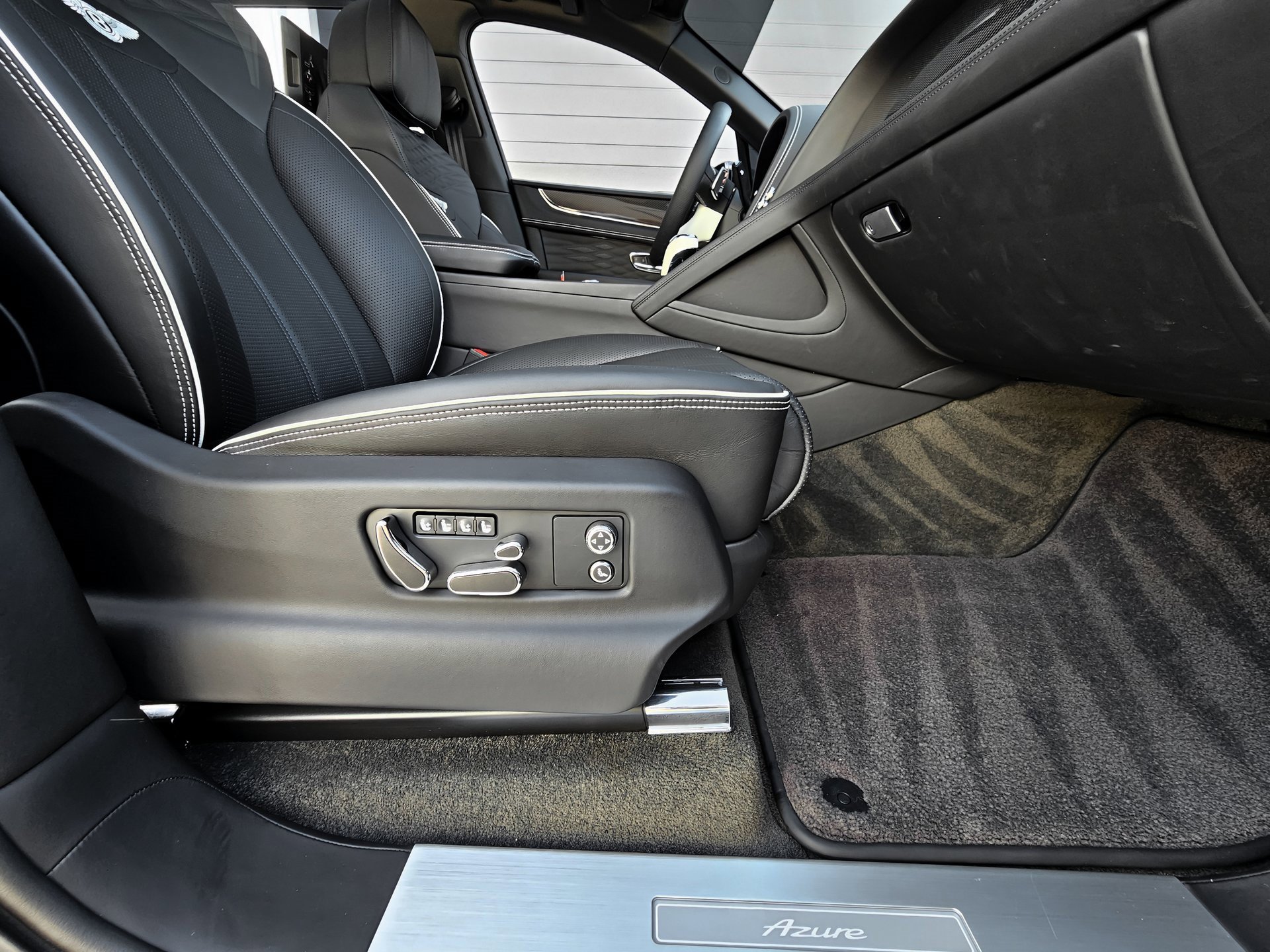 Used 2023 Bentley Bentayga Extended Wheelbase image 74