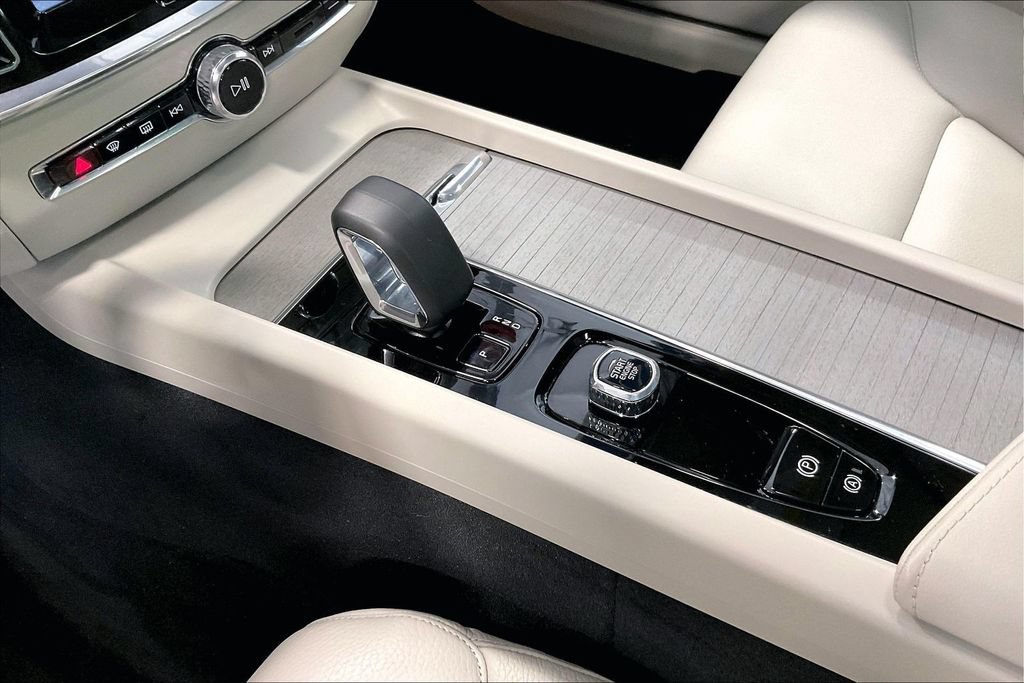 Certified 2025 Volvo S60 B5 Plus AWD/4WD image 18