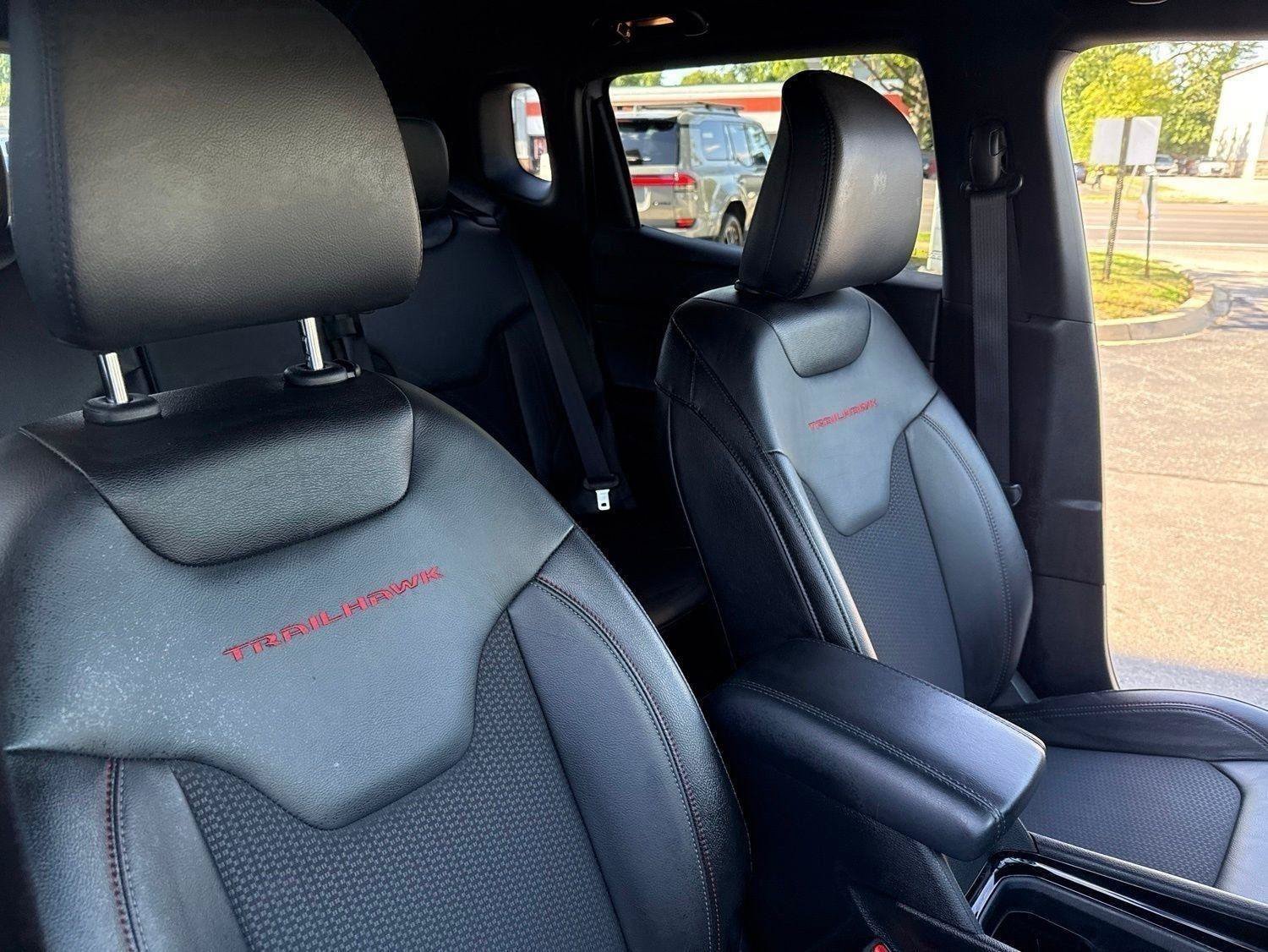 Used 2025 Jeep Compass Trailhawk AWD/4WD image 30
