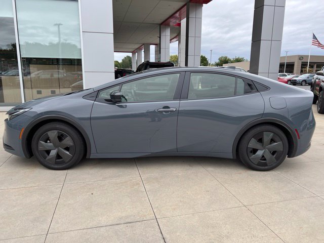 Used 2025 Toyota Prius LE FWD image 4