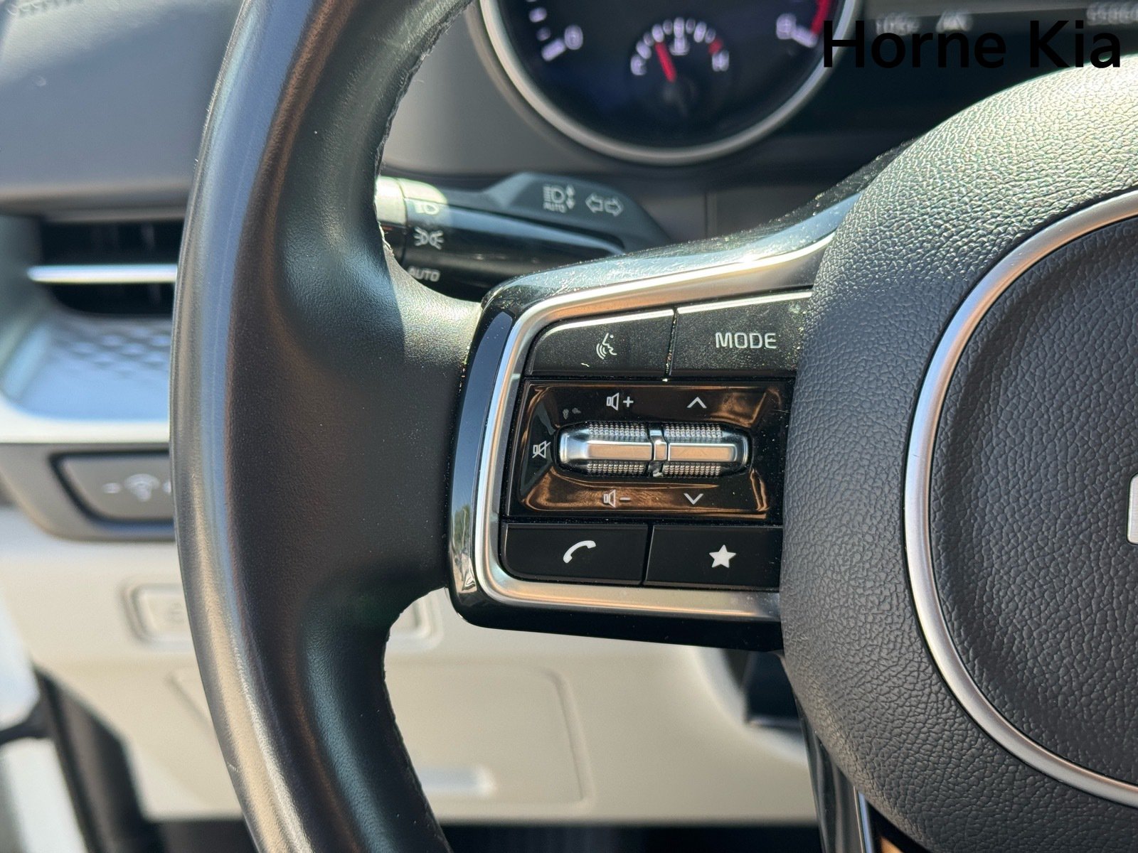 Certified 2024 Kia Carnival LX FWD image 18