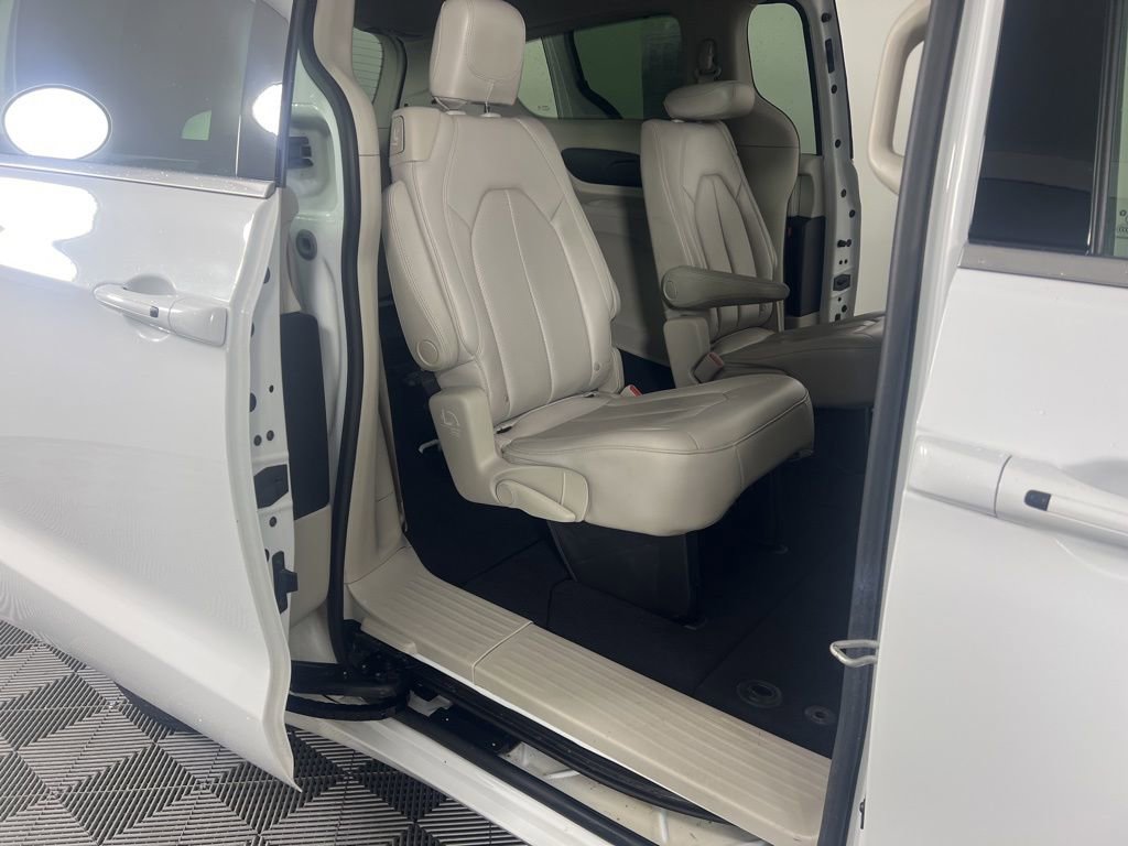 Used 2021 Chrysler Voyager Lxi image 15