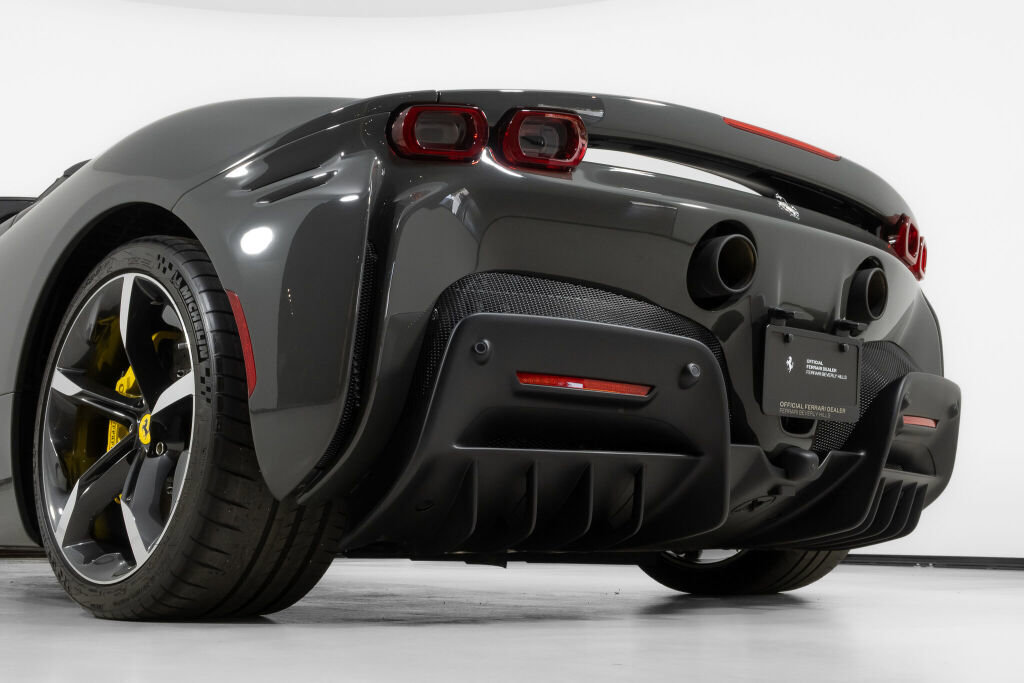 Used 2023 Ferrari SF90 Spider image 18