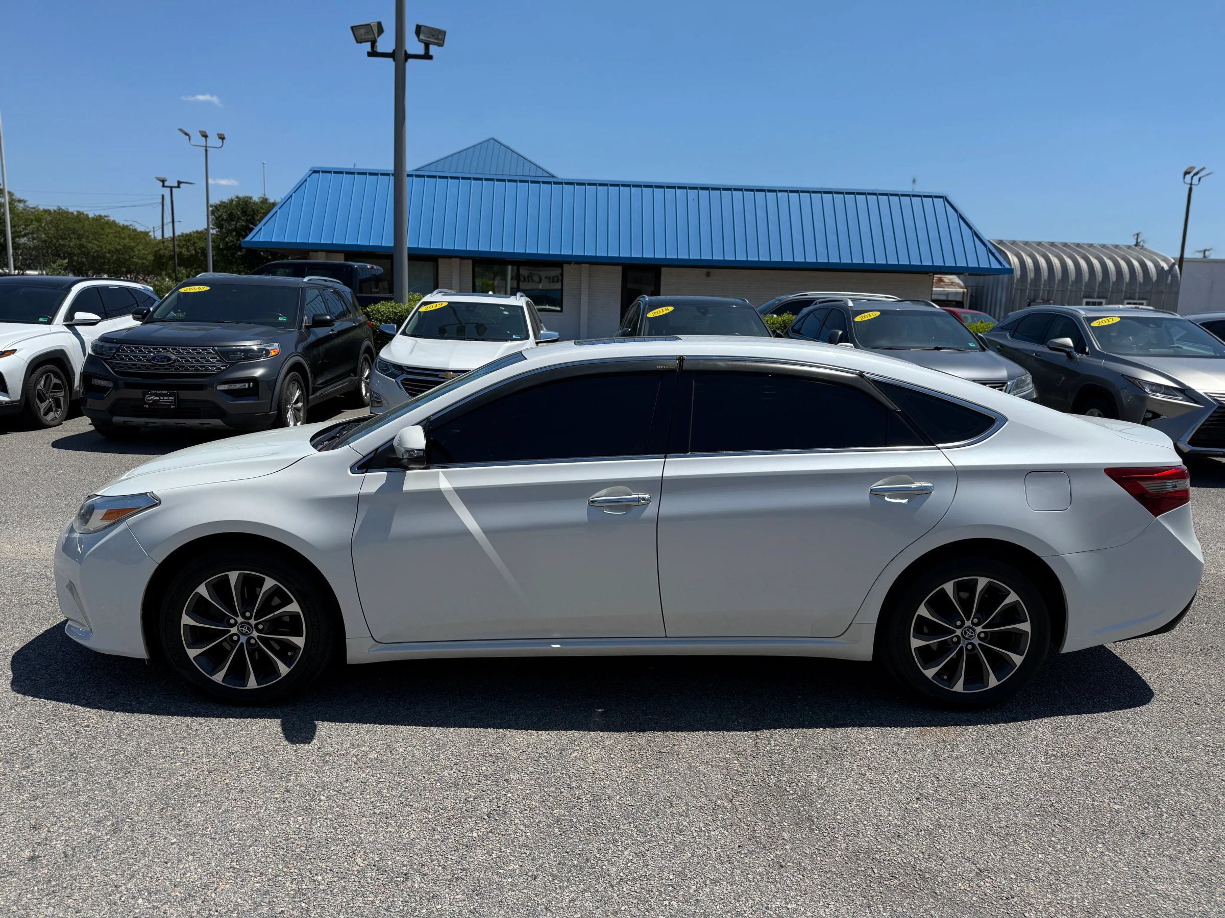 Used 2016 Toyota Avalon XLE Premium FWD image 3