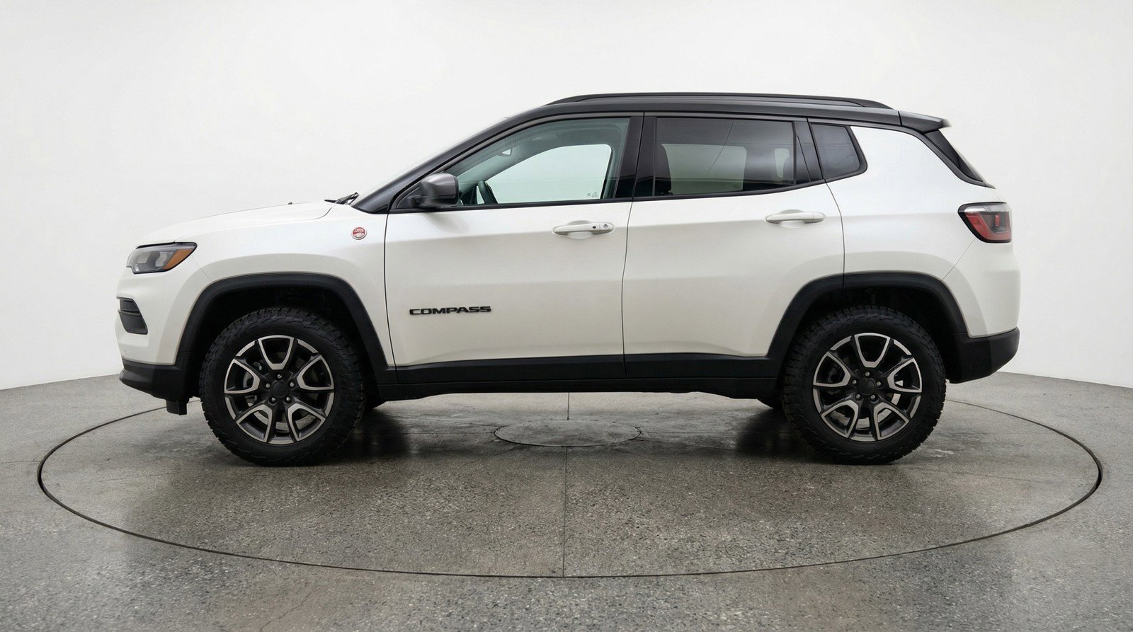 Used 2025 Jeep Compass Trailhawk AWD/4WD image 5