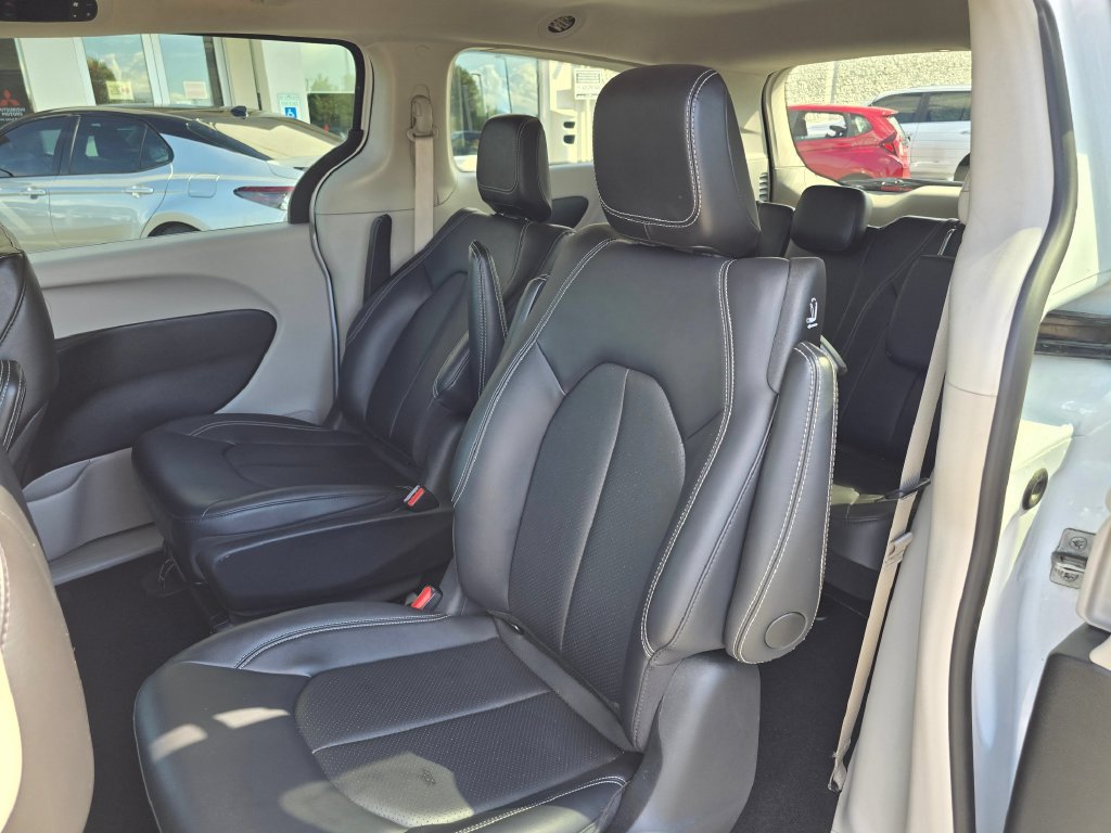Used 2024 Chrysler Pacifica Limited FWD image 17