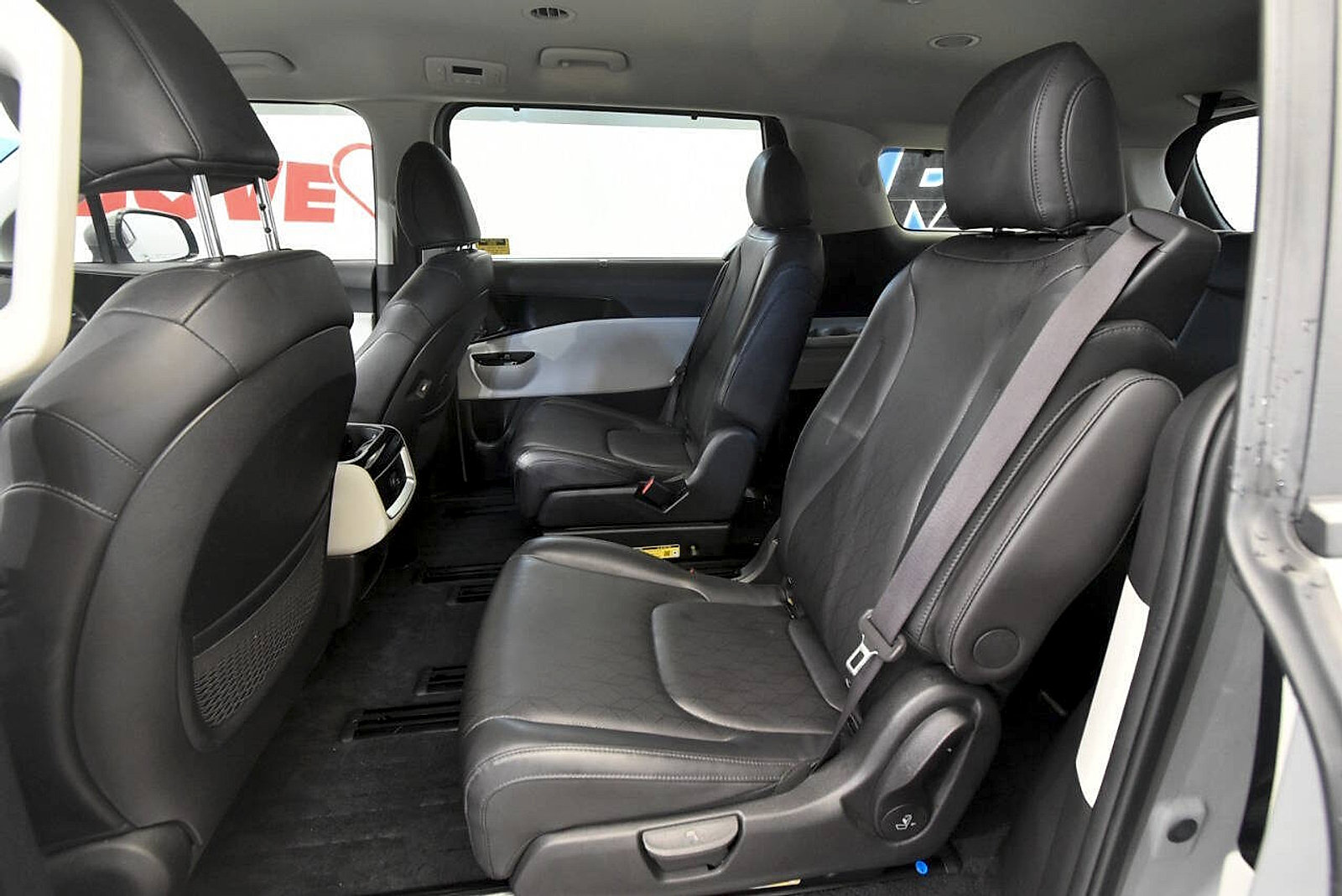 Used 2024 Kia Carnival EX FWD image 14