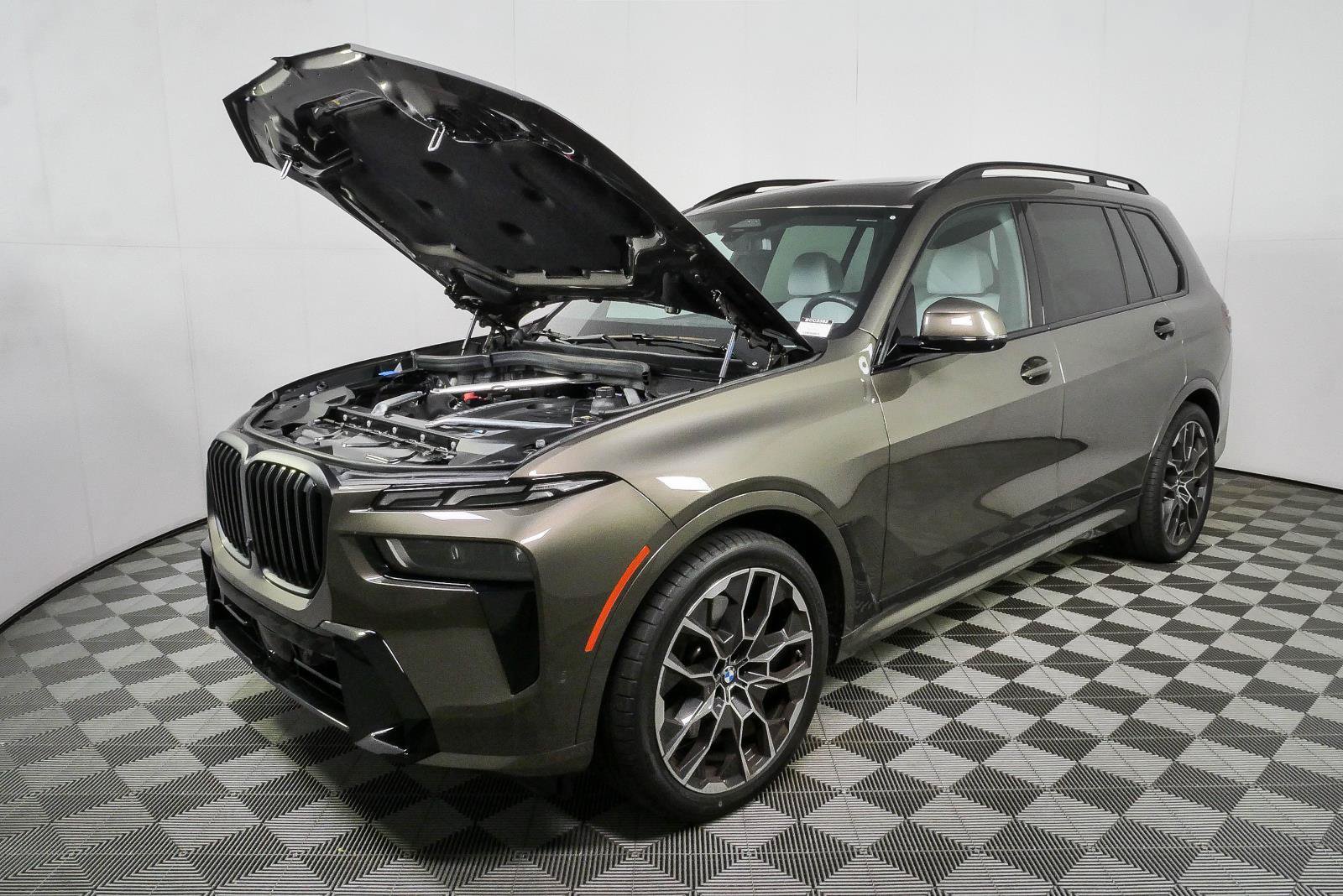 Used 2025 BMW X7 xDrive40i w/ M Sport Package AWD/4WD image 36
