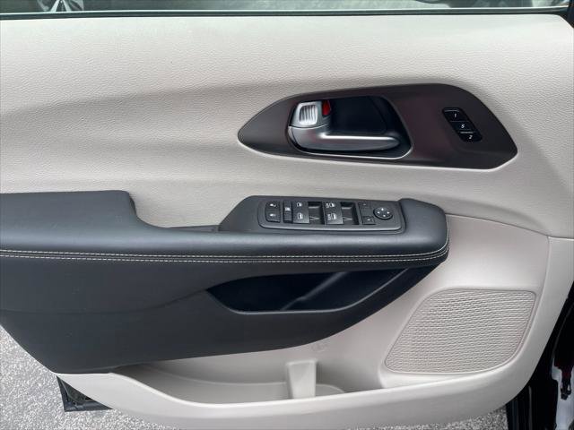 Used 2024 Chrysler Pacifica Touring-L image 12