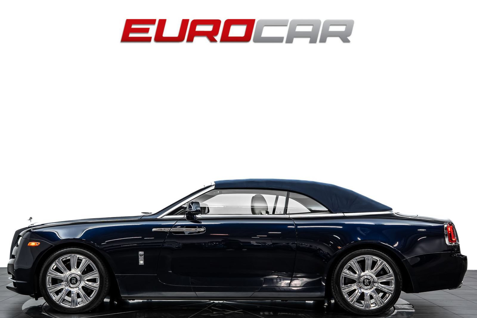 Used 2017 Rolls-Royce Dawn RWD image 3