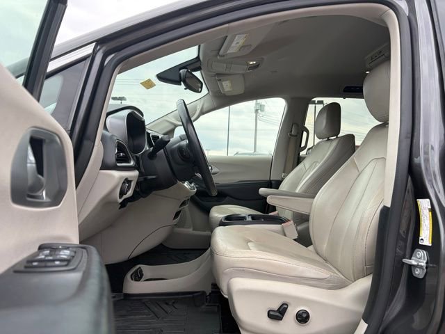 Used 2018 Chrysler Pacifica Touring-L image 6