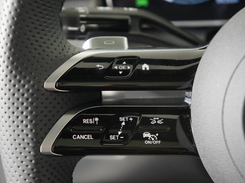 Used 2025 Mercedes-Benz GLC 300 4MATIC image 21