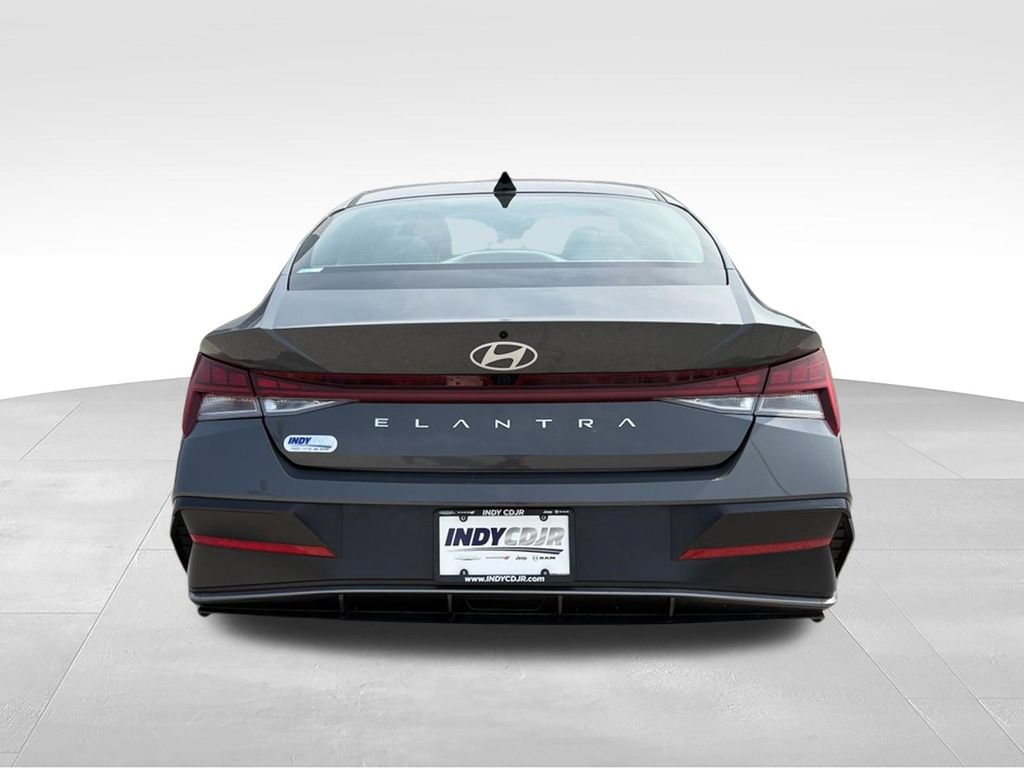 Used 2025 Hyundai Elantra SEL FWD image 5