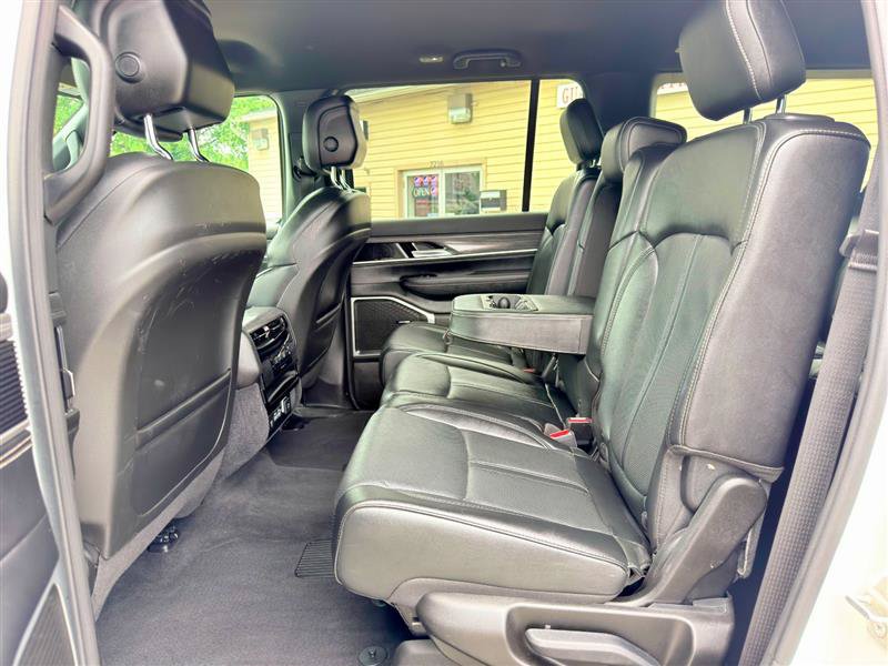 Used 2024 Jeep Wagoneer L Series II RWD image 24