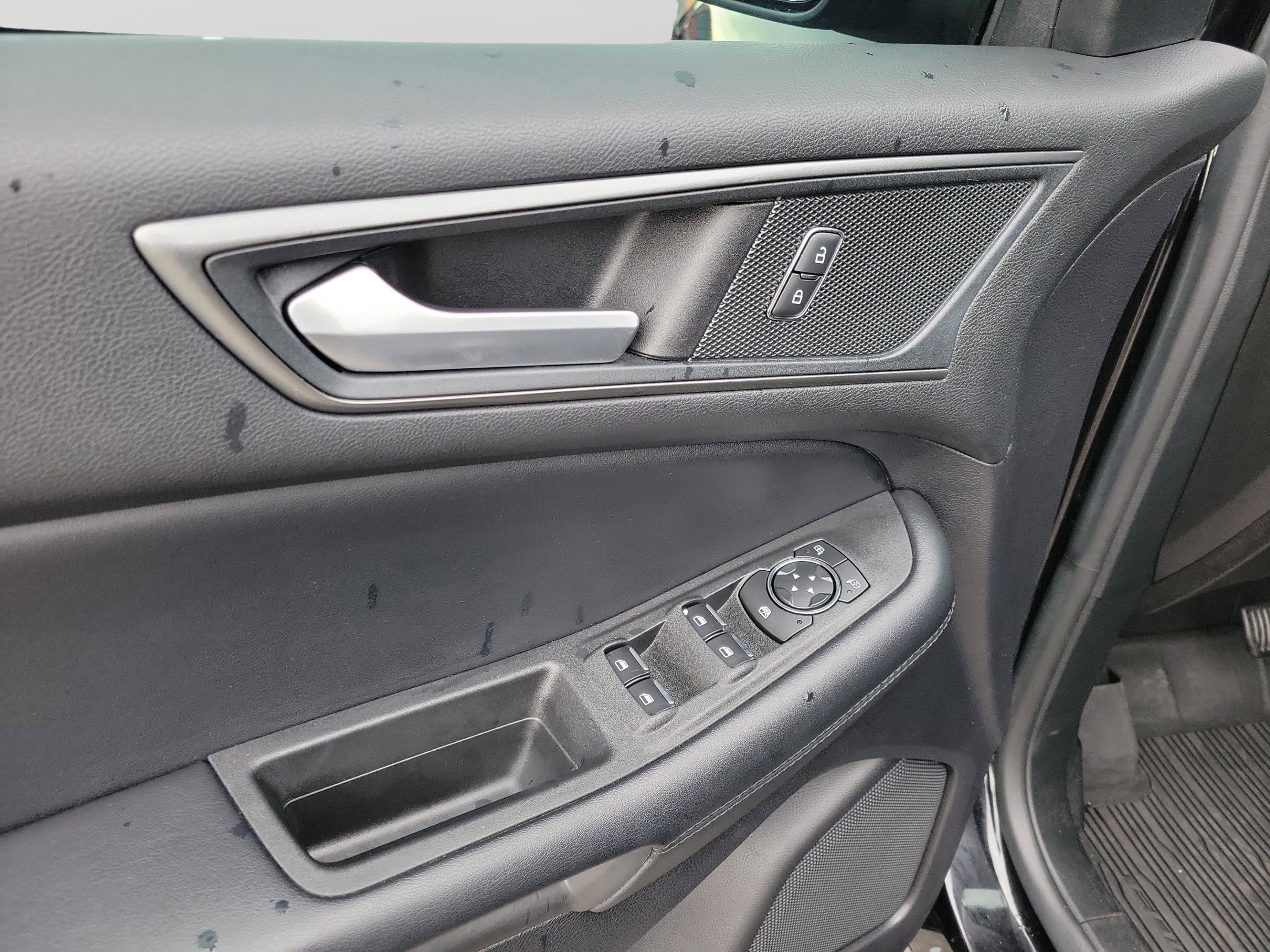 Used 2022 Ford Edge SE w/ Black Appearance Package image 6