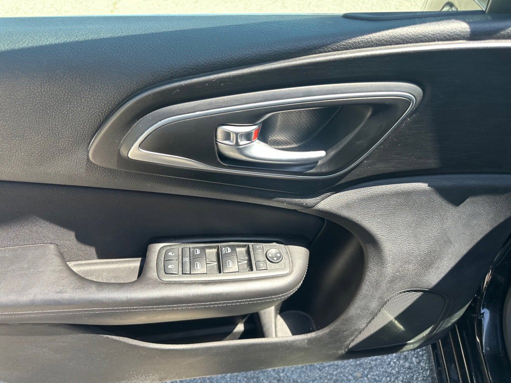 Used 2015 Chrysler 200 Limited w/ Convenience Group image 12