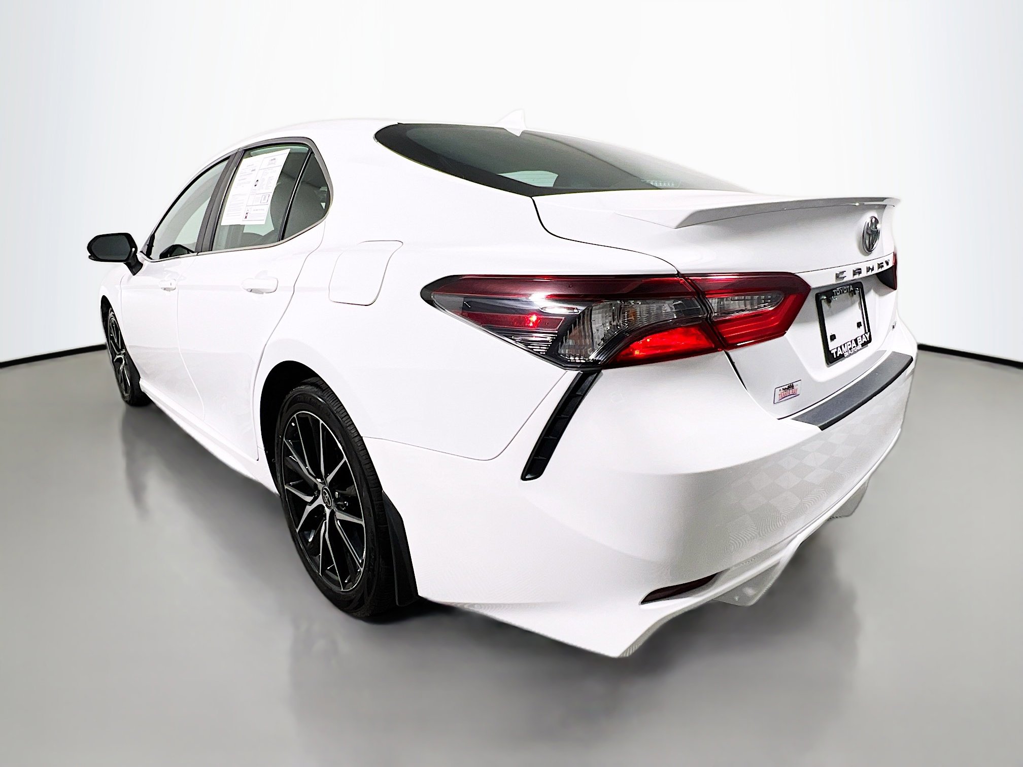 Used 2024 Toyota Camry SE image 8