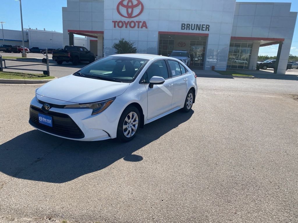 Used 2025 Toyota Corolla LE image 2