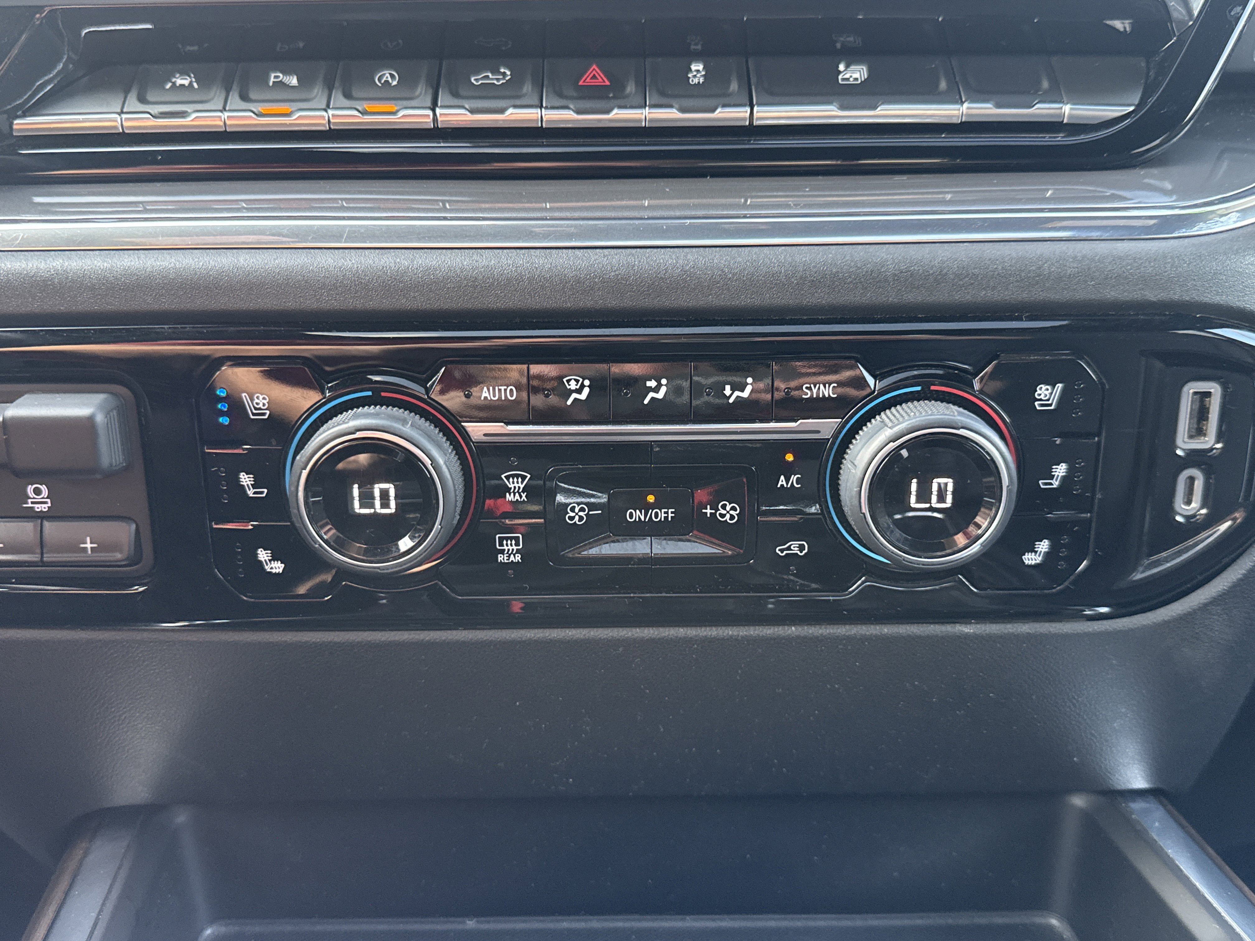 Used 2023 Chevrolet Silverado 1500 High Country w/ High Country Premium Package AWD/4WD image 29