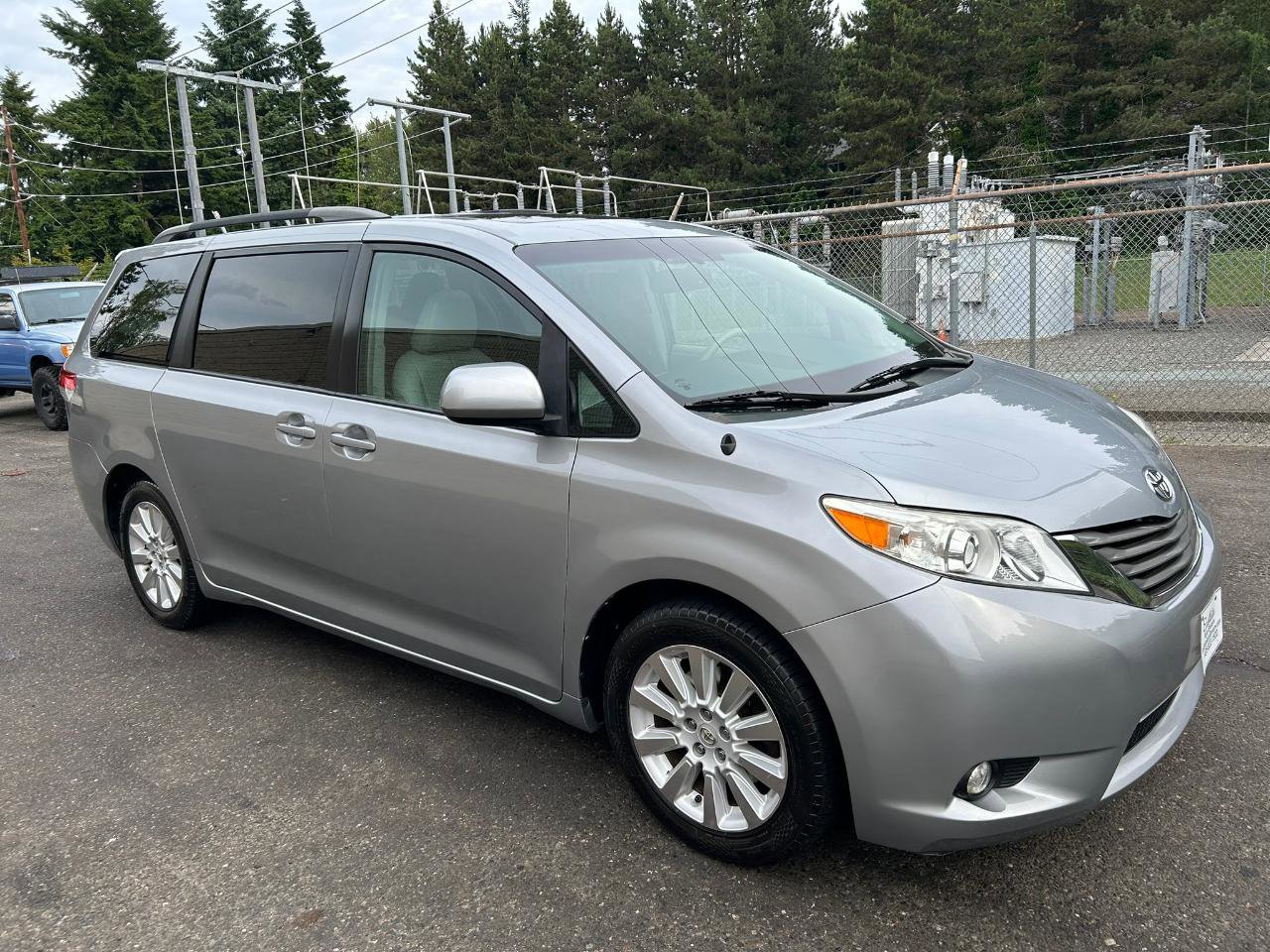Used 2014 Toyota Sienna XLE AWD/4WD image 3