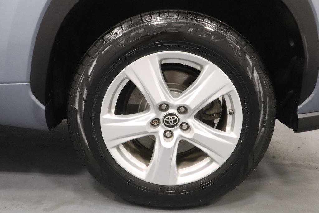 Used 2021 Toyota Highlander LE FWD image 25