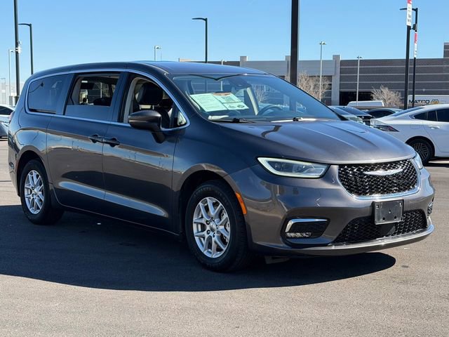 Used 2023 Chrysler Pacifica Touring-L image 9