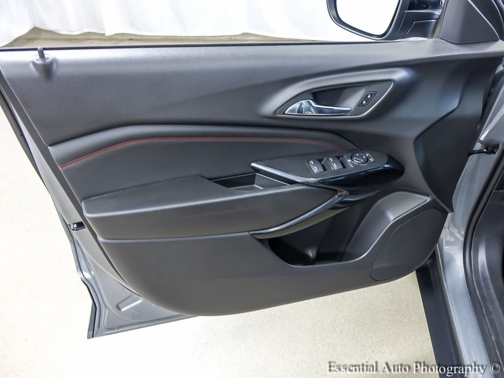 Used 2025 Chevrolet Trax RS FWD image 18