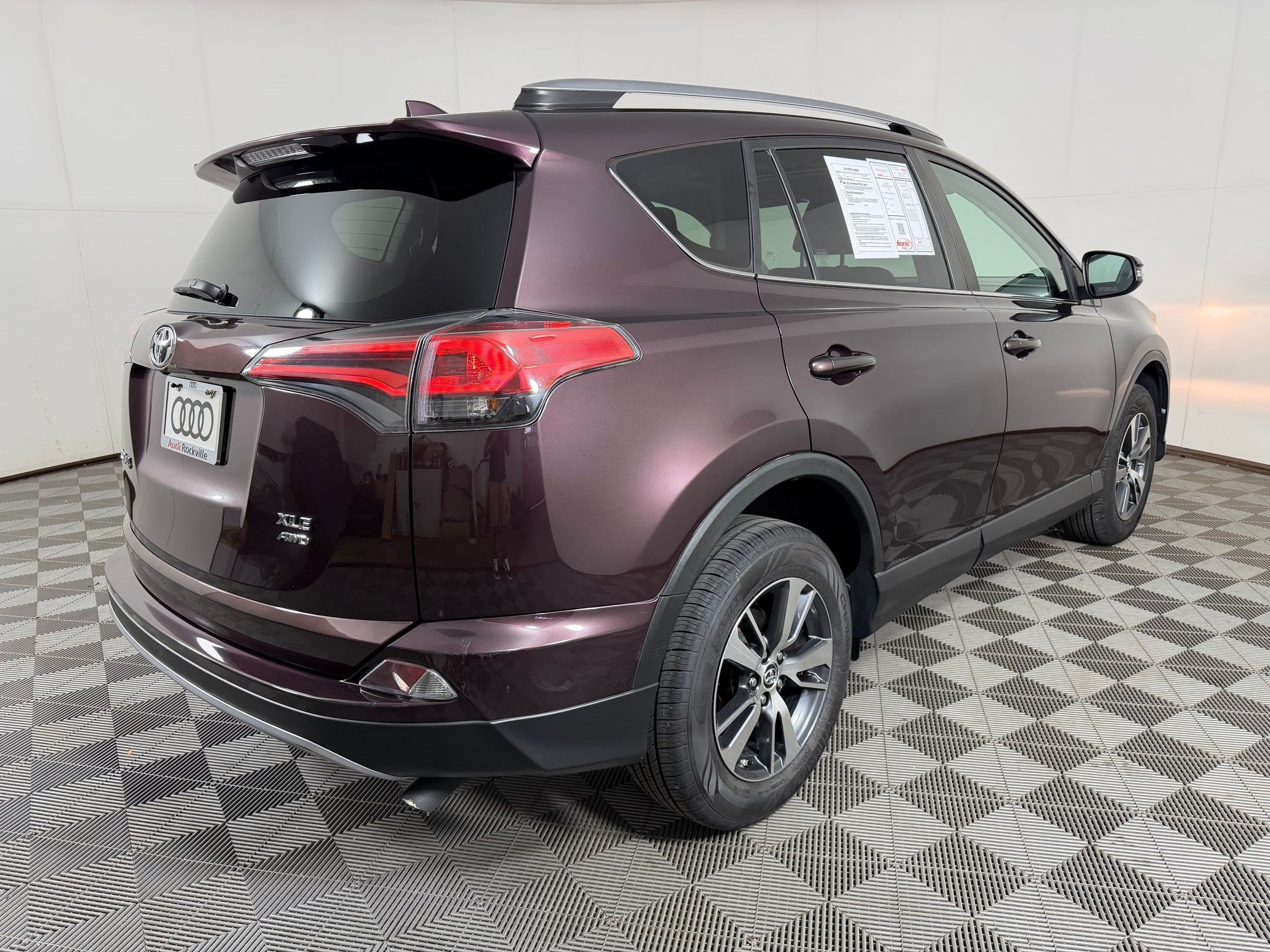 Used 2018 Toyota RAV4 XLE w/ Plus Extra Value Package AWD/4WD image 9
