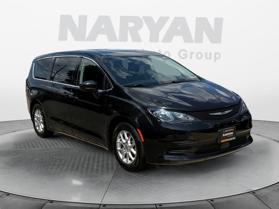 Used 2022 Chrysler Voyager LX image 2