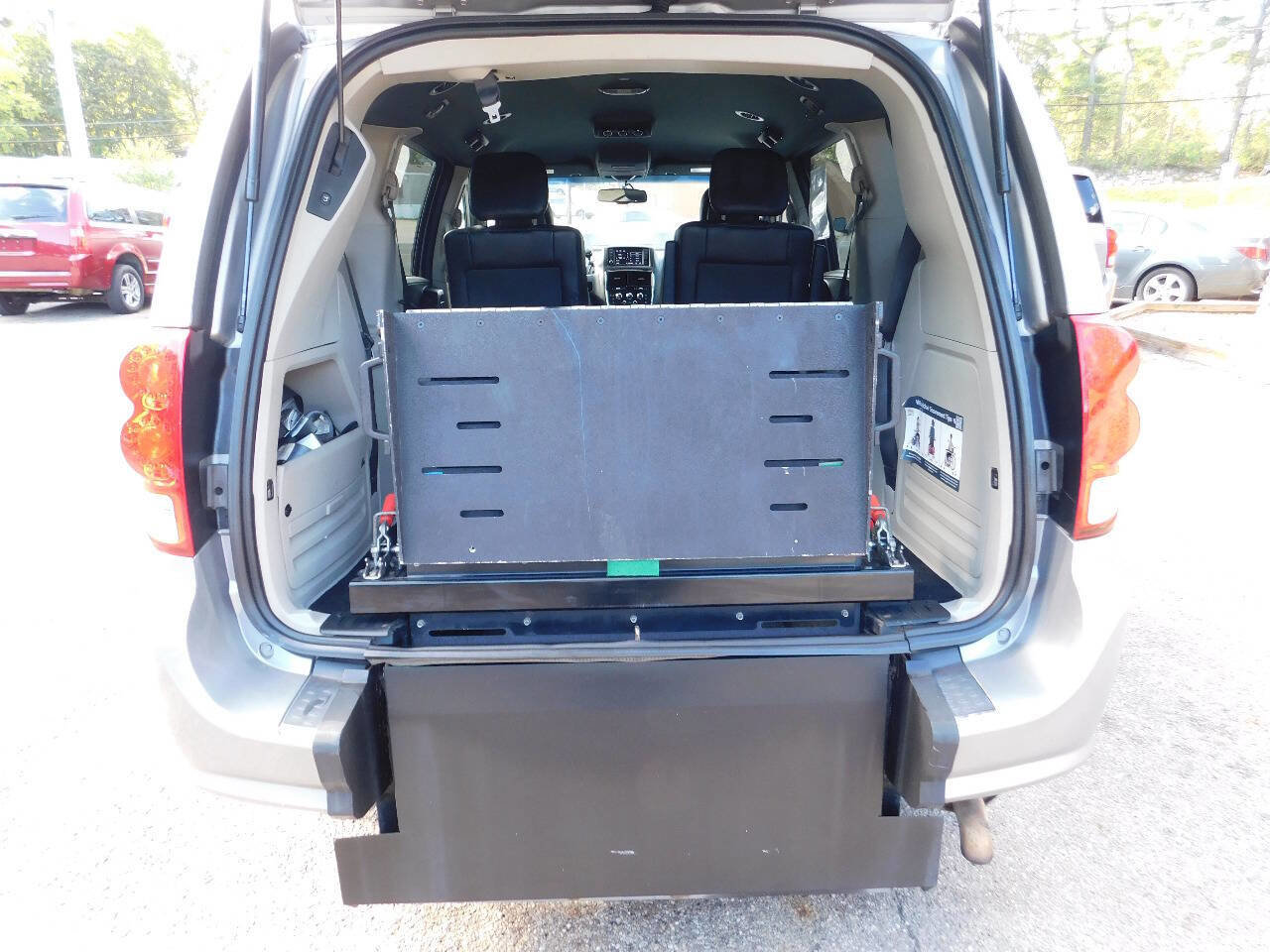 Used 2017 Dodge Grand Caravan SXT image 7