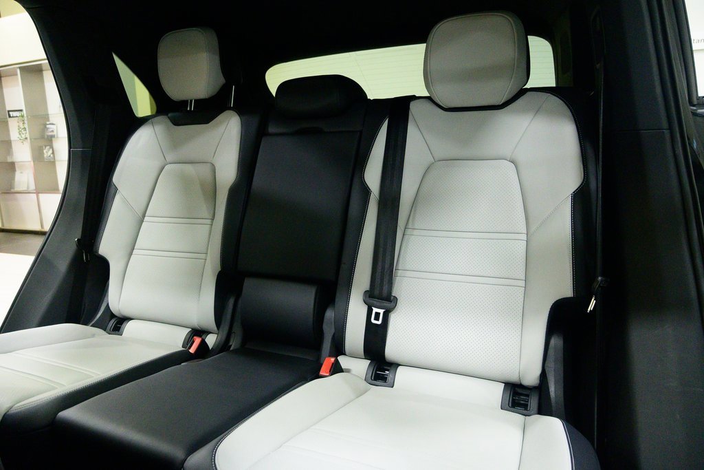 Used 2025 Porsche Cayenne image 16