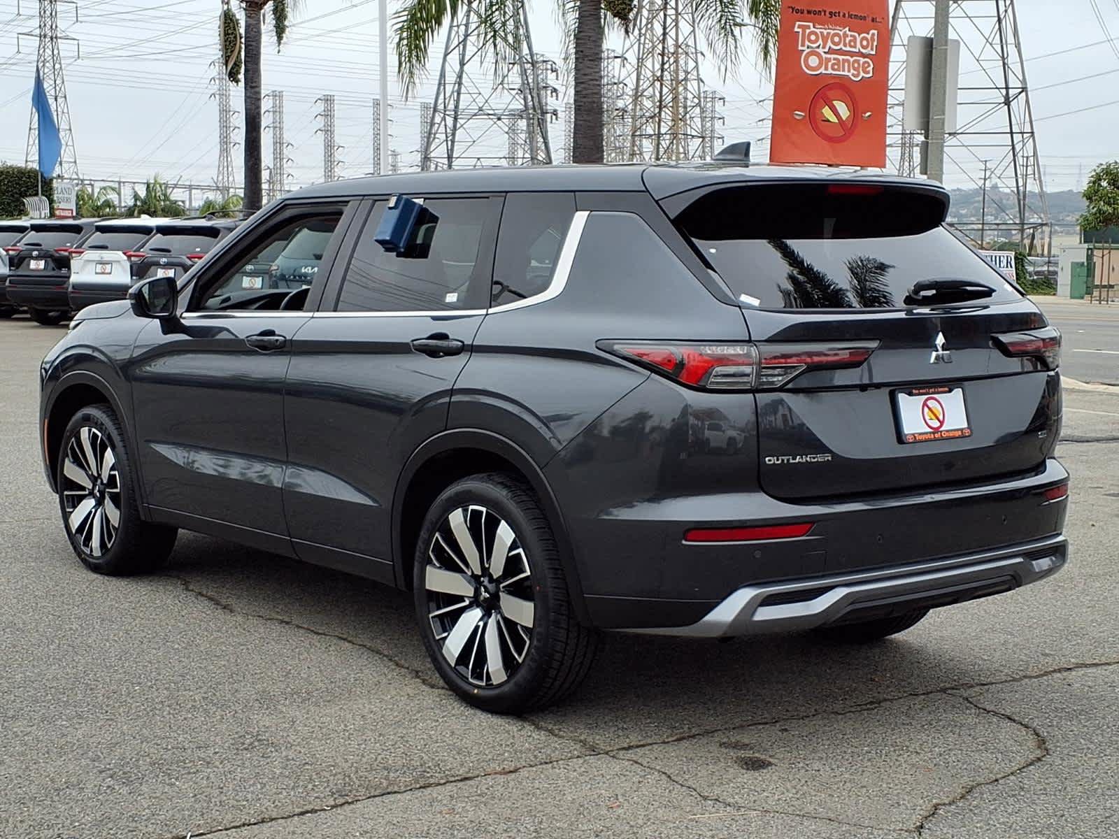 Used 2025 Mitsubishi Outlander SE FWD image 5