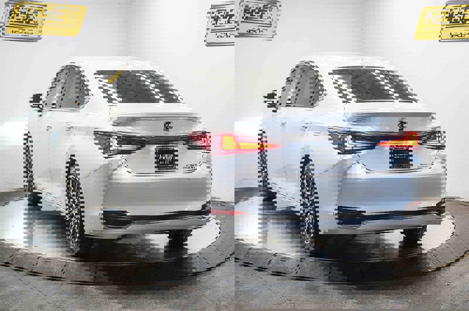 Used 2025 Lexus ES 300h w/ Premium Package image 2