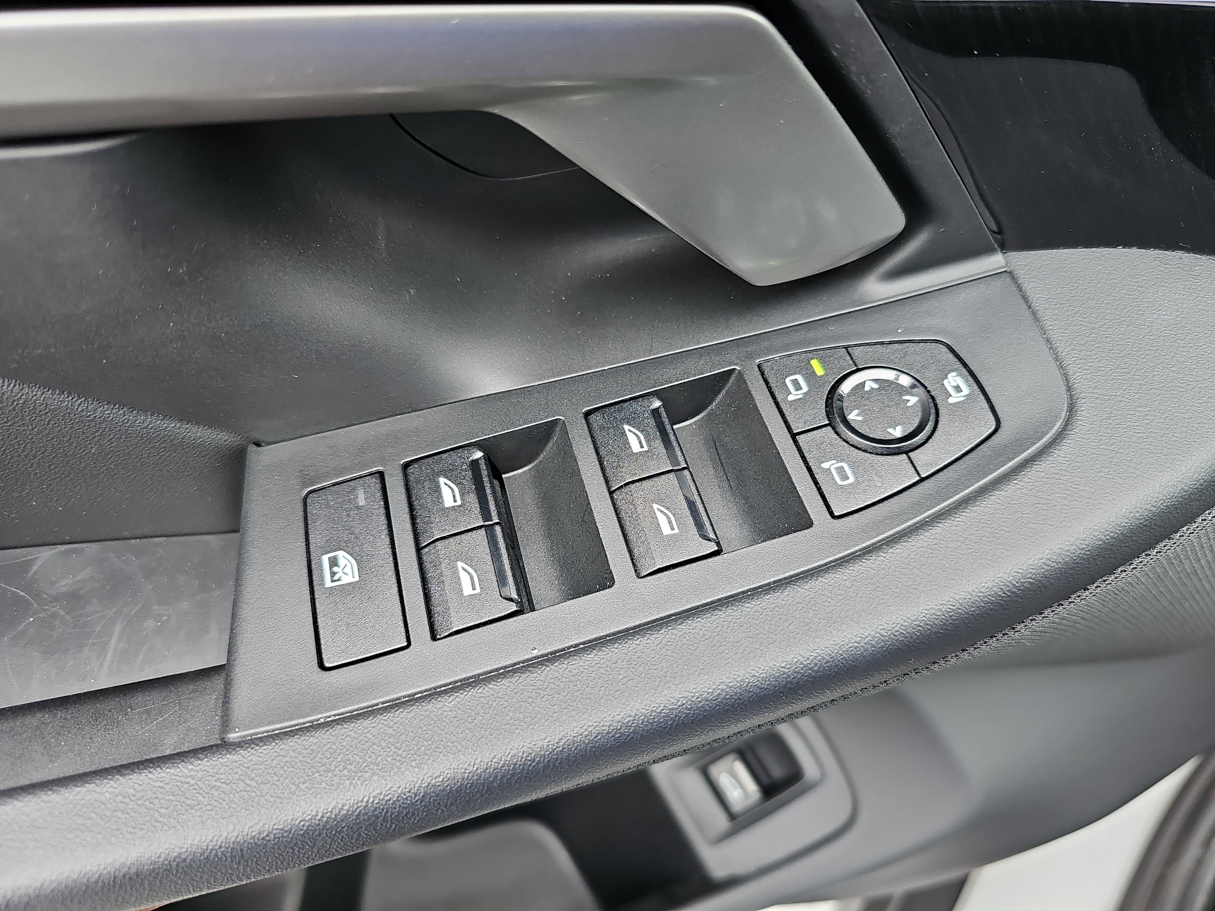 Used 2025 BMW 530i w/ Premium Package image 28
