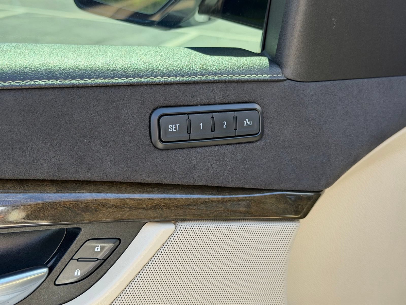 Used 2018 Cadillac Escalade Luxury AWD/4WD image 14