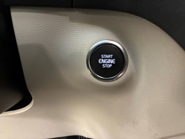 Used 2024 Volvo XC40 B5 Plus image 24