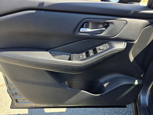 Used 2025 Nissan Rogue SV image 17