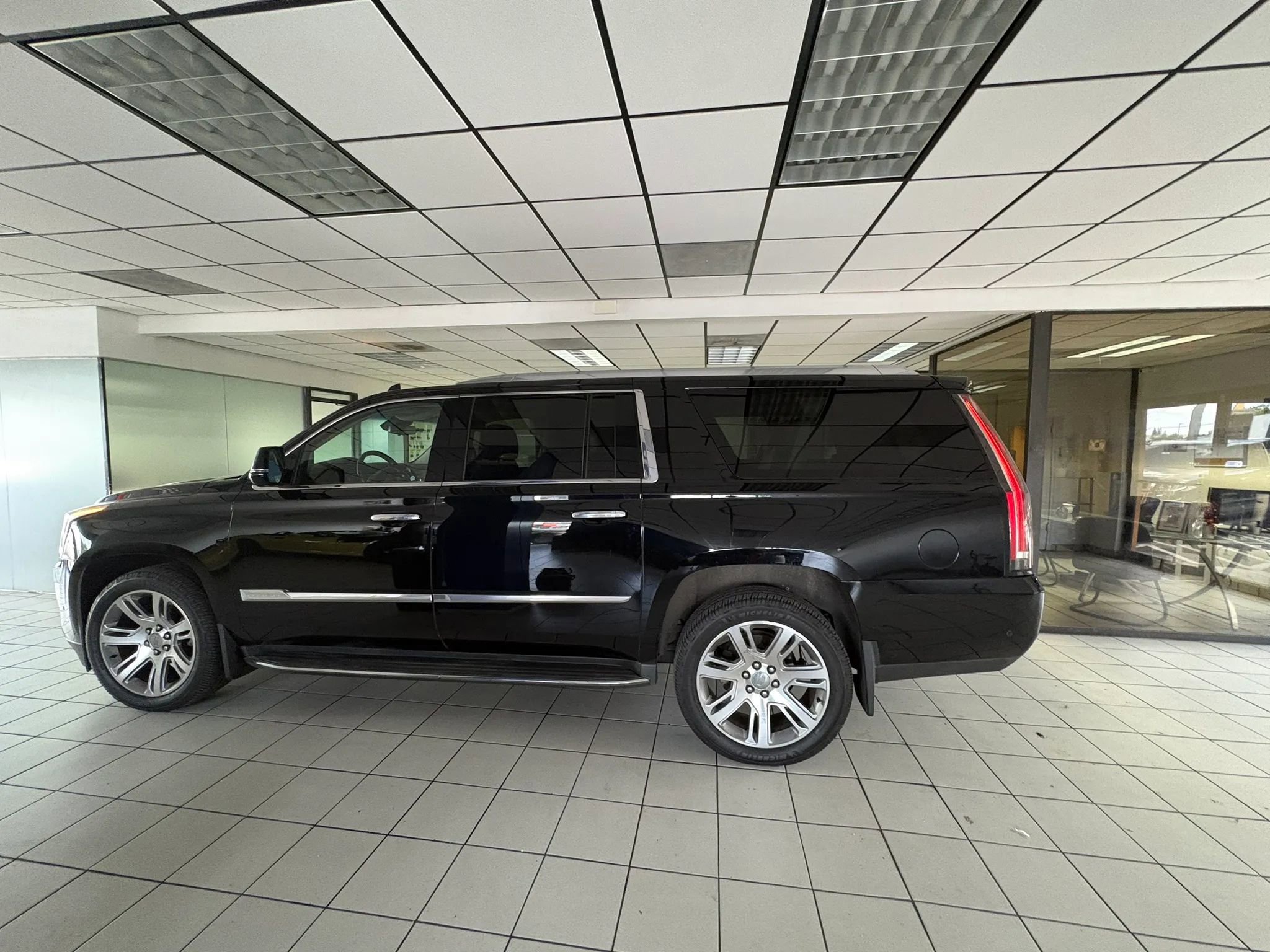 Used 2017 Cadillac Escalade ESV Luxury image 9
