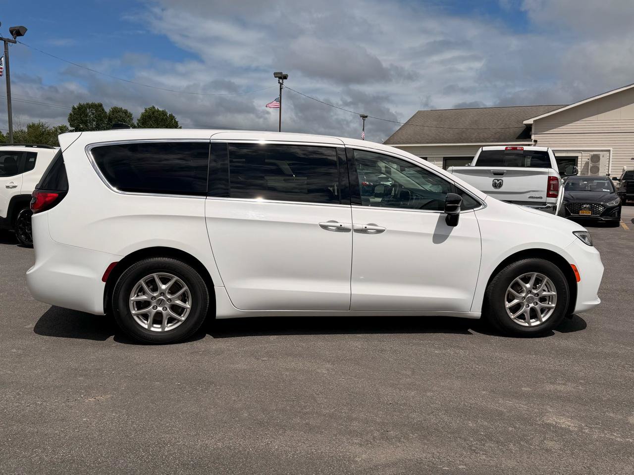 Used 2024 Chrysler Pacifica Touring-L FWD image 4