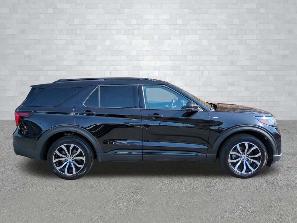 Used 2025 Ford Explorer ST-Line AWD/4WD image 3