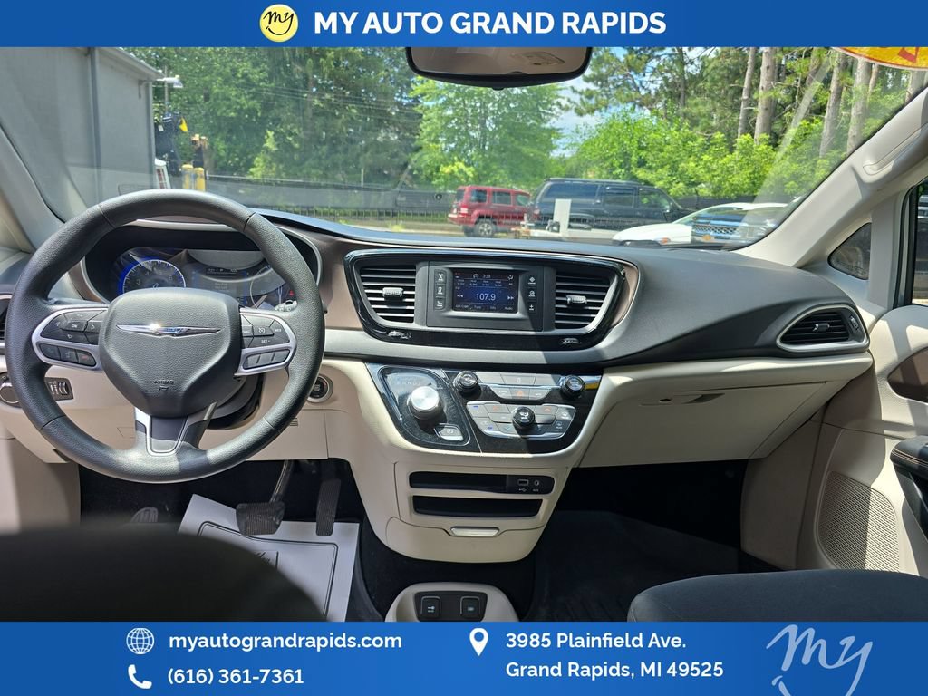 Used 2017 Chrysler Pacifica Touring FWD image 12